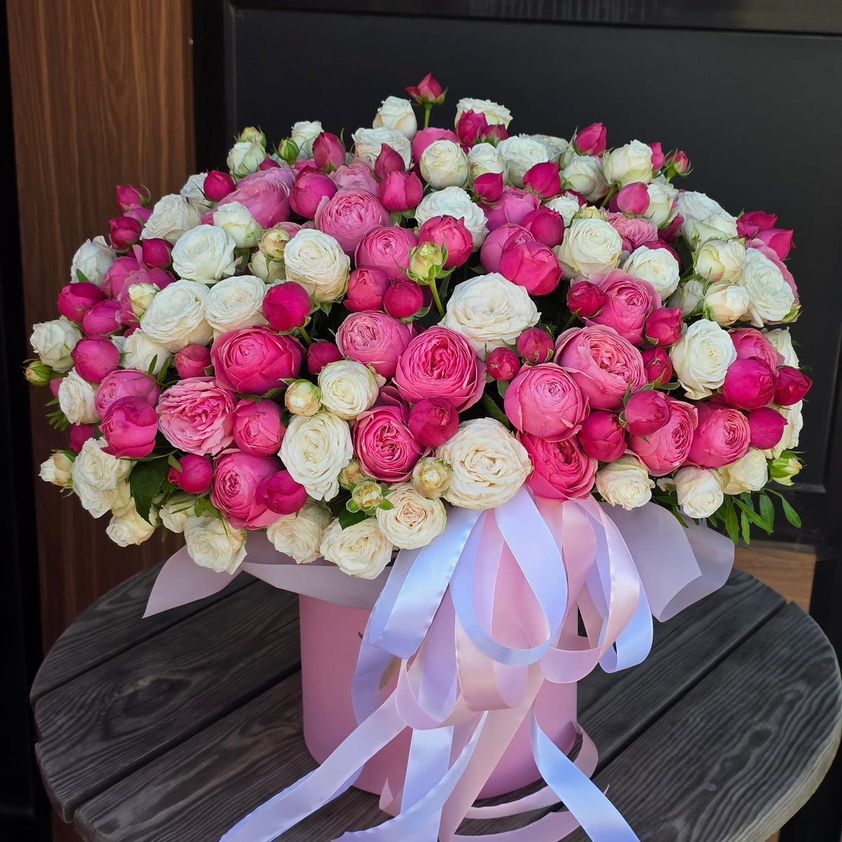 Коробка з кущових троянд (насичено-рожево-біла) «Ягідний контраст»