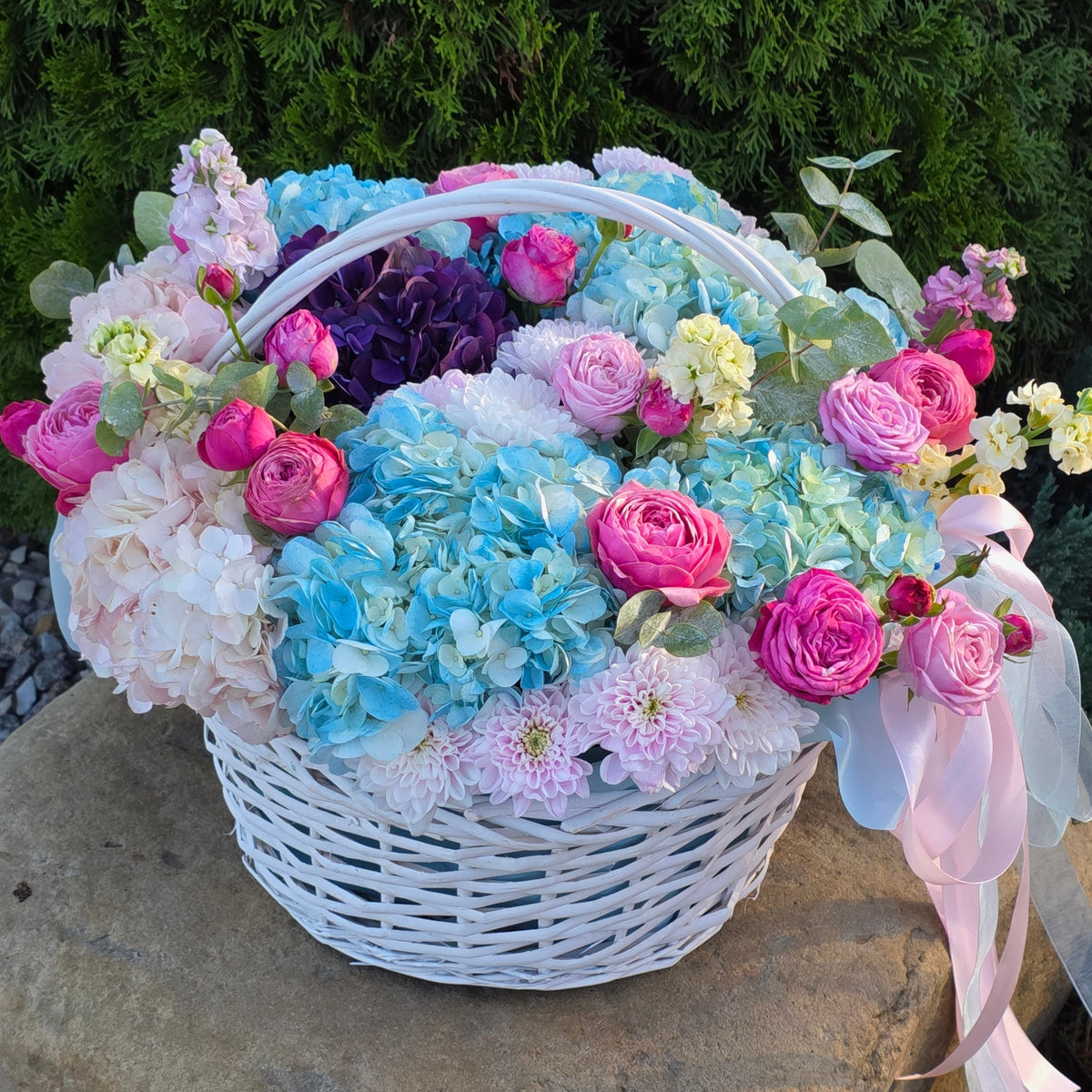 Кошик квітів «Небесно-лавандова симфонія»