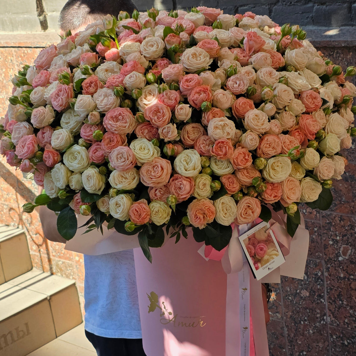 Велика коробка з кущових троянд «Перлинна вуаль»