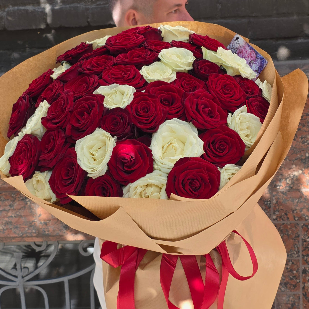 51 червоно-біла троянда «Класичний контраст»