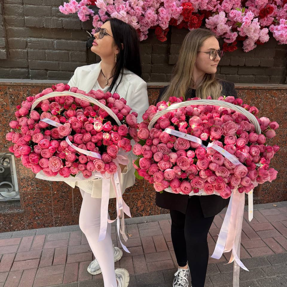 Кошик кущових рожевих троянд «Рожевий шепіт»