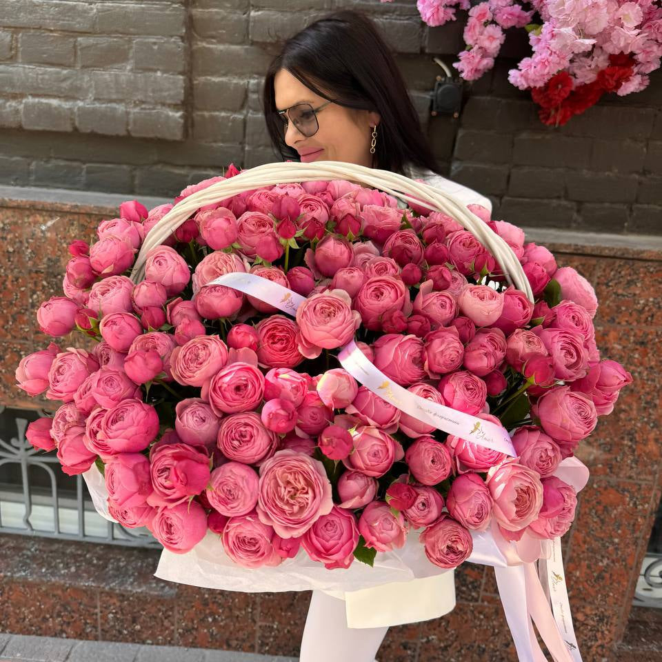 Кошик кущових рожевих троянд «Рожевий шепіт»