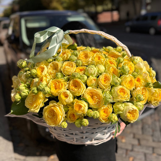 Кошик з кущових жовтих троянд «Сонячний промінь»