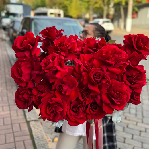 Корзина червоних французьких троянд «Рубінова класика»