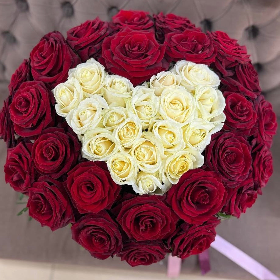 51 червоно-біла троянда в коробці у формі серця “Love Harmony”