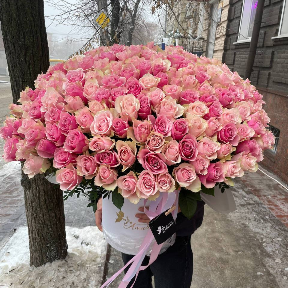 151 троянда в коробці “Grand Romance” — королівська композиція кохання