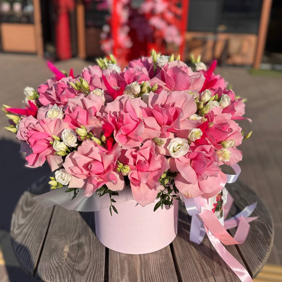 Коробка рожевих французьких троянд «Пастельна грація»