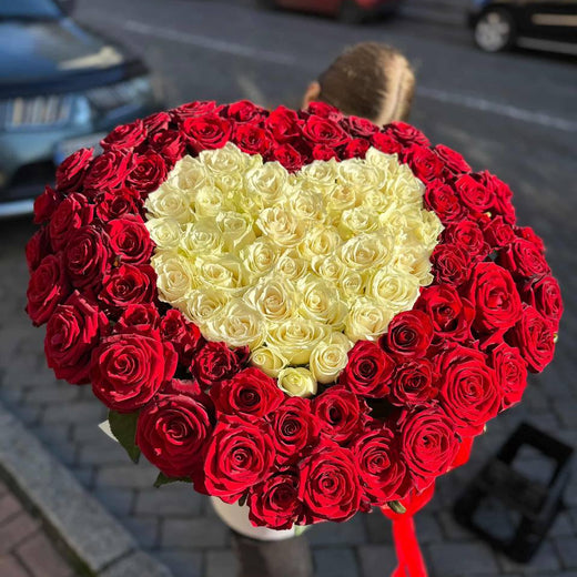 101 червоно-біла троянда в коробці у формі серця “Eternal Love” — символ пристрасті та ніжності
