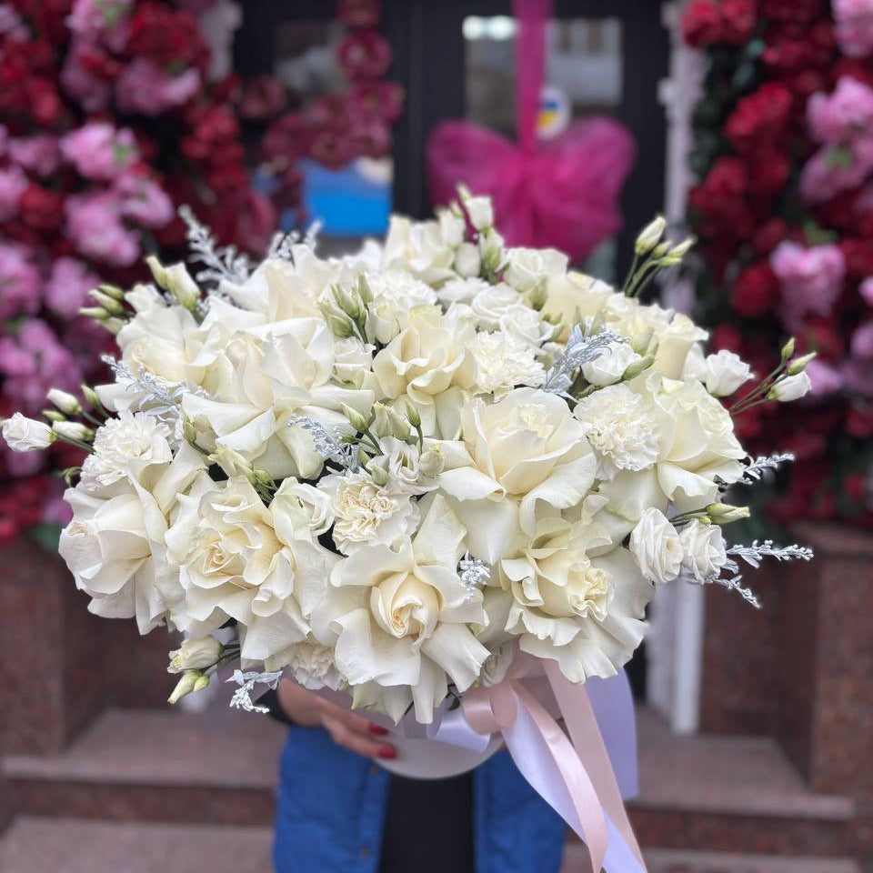 Коробка білих французьких троянд «Сніжний шепіт»