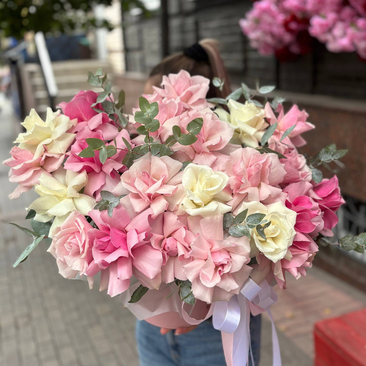 Біло-рожеві французькі троянди в коробці «Пудрова елегія»