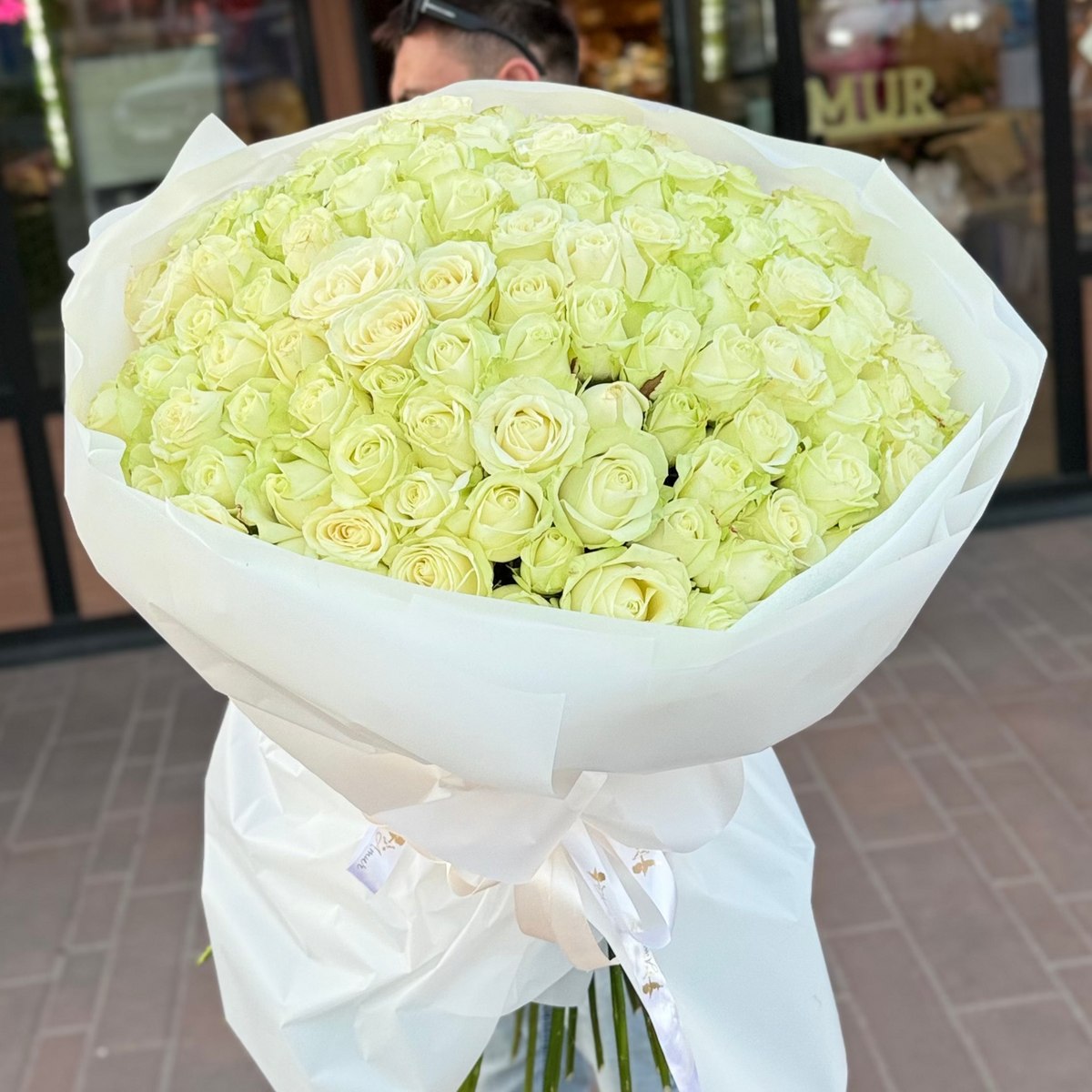 101 біла троянда «Місячний каскад» – вишуканий монобукет