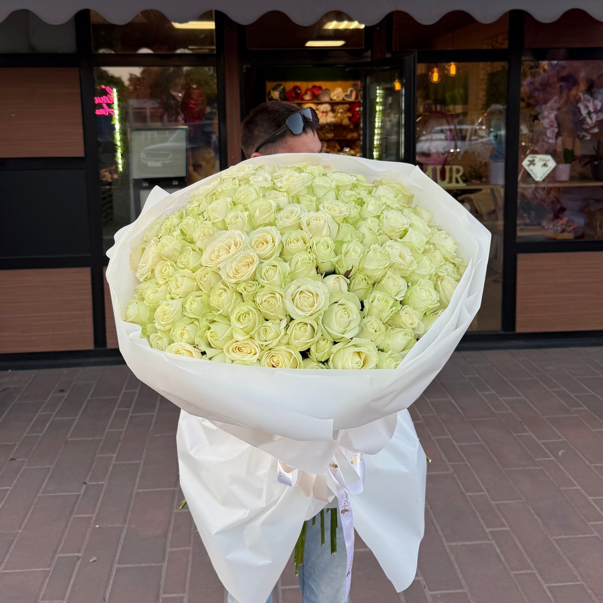 101 біла троянда «Місячний каскад» – вишуканий монобукет