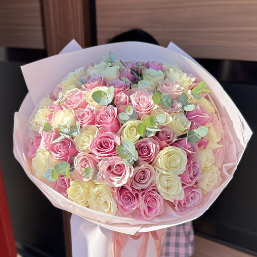 51 біло-рожева троянда з декоративною зеленню – розкішний букет