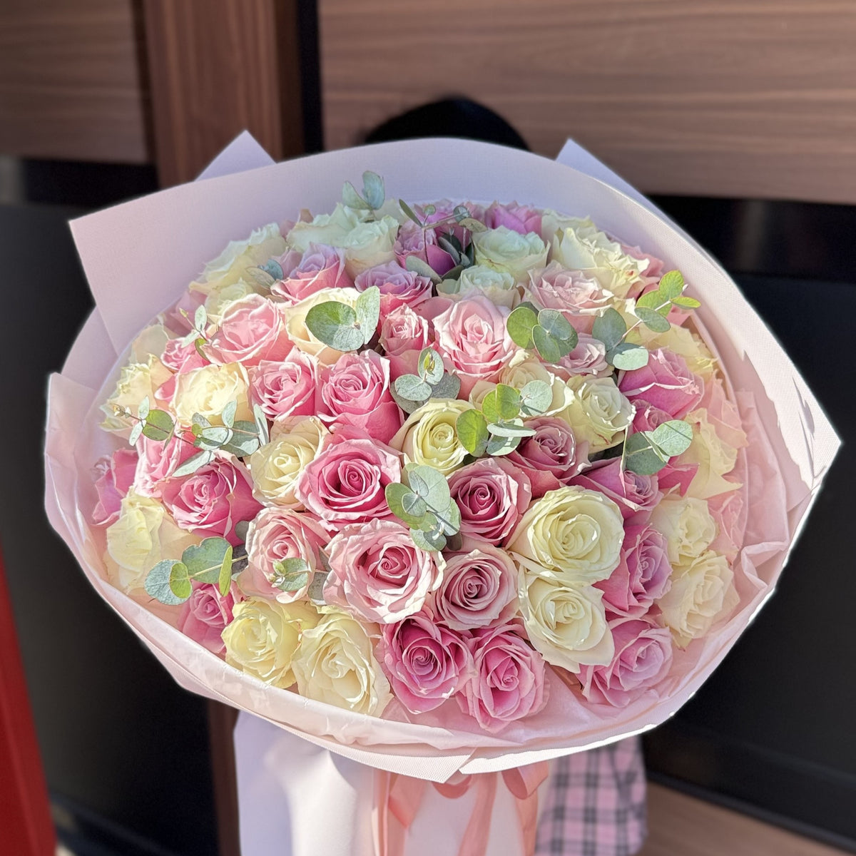 51 біло-рожева троянда з декоративною зеленню – розкішний букет