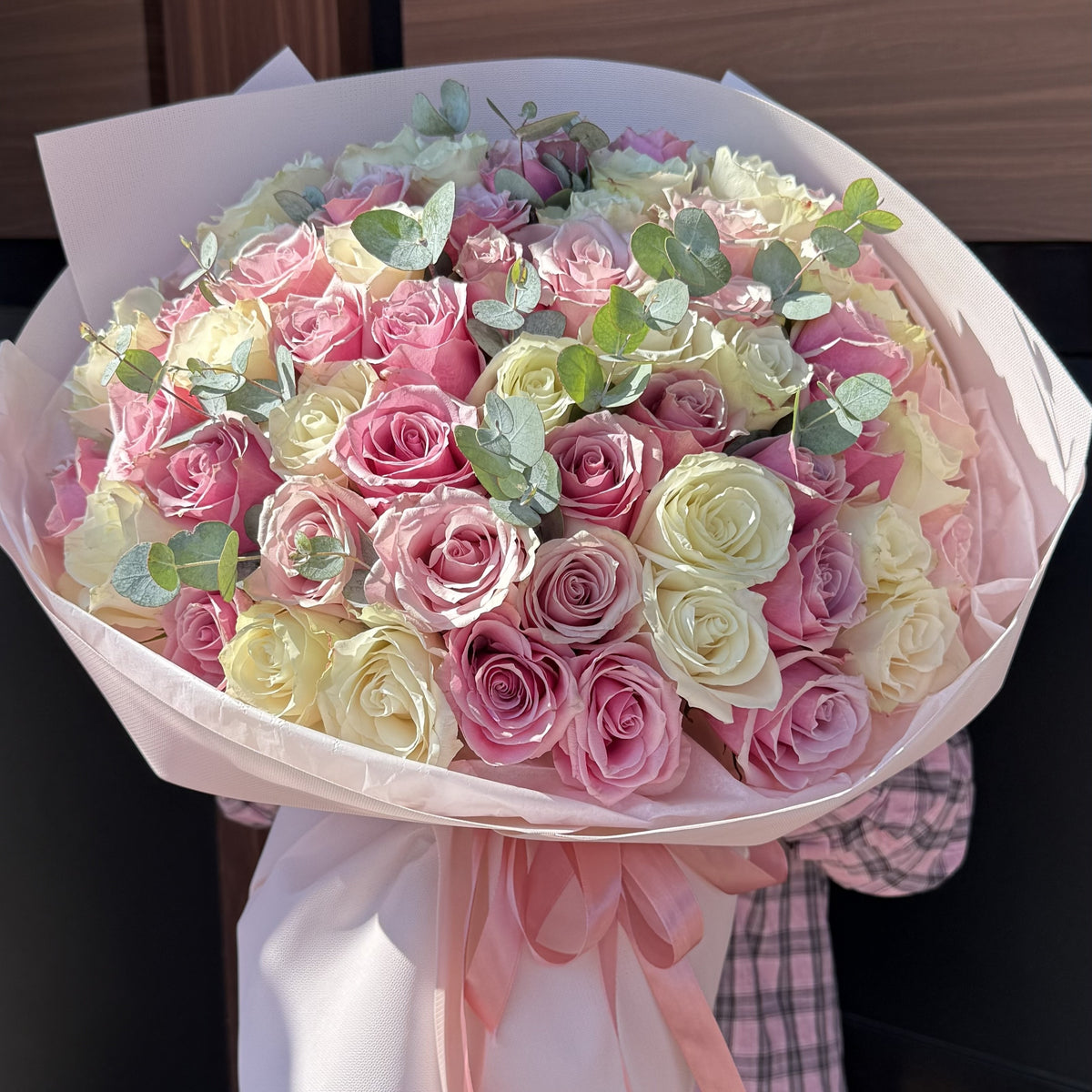 51 біло-рожева троянда з декоративною зеленню – розкішний букет