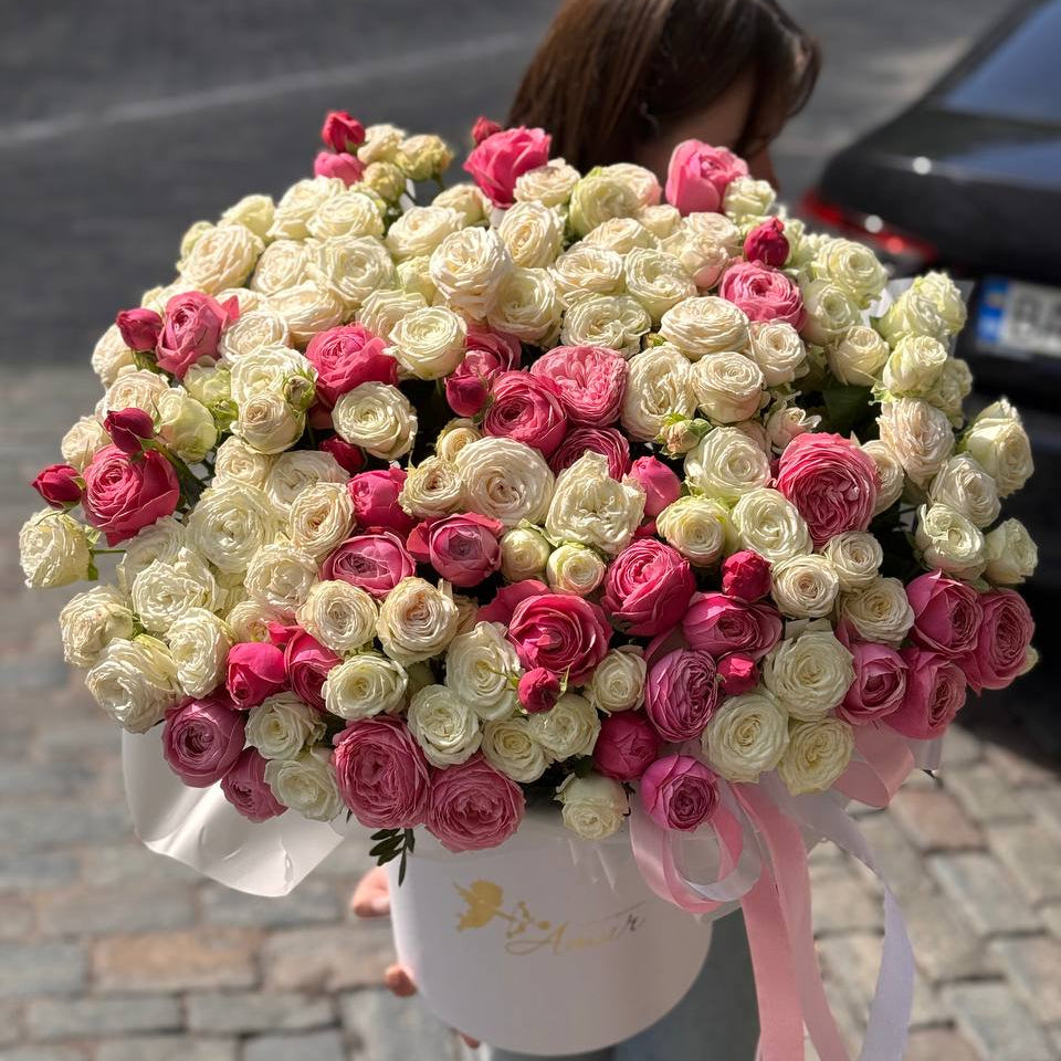 Рожево-білий перламутр — велика коробка кущових троянд