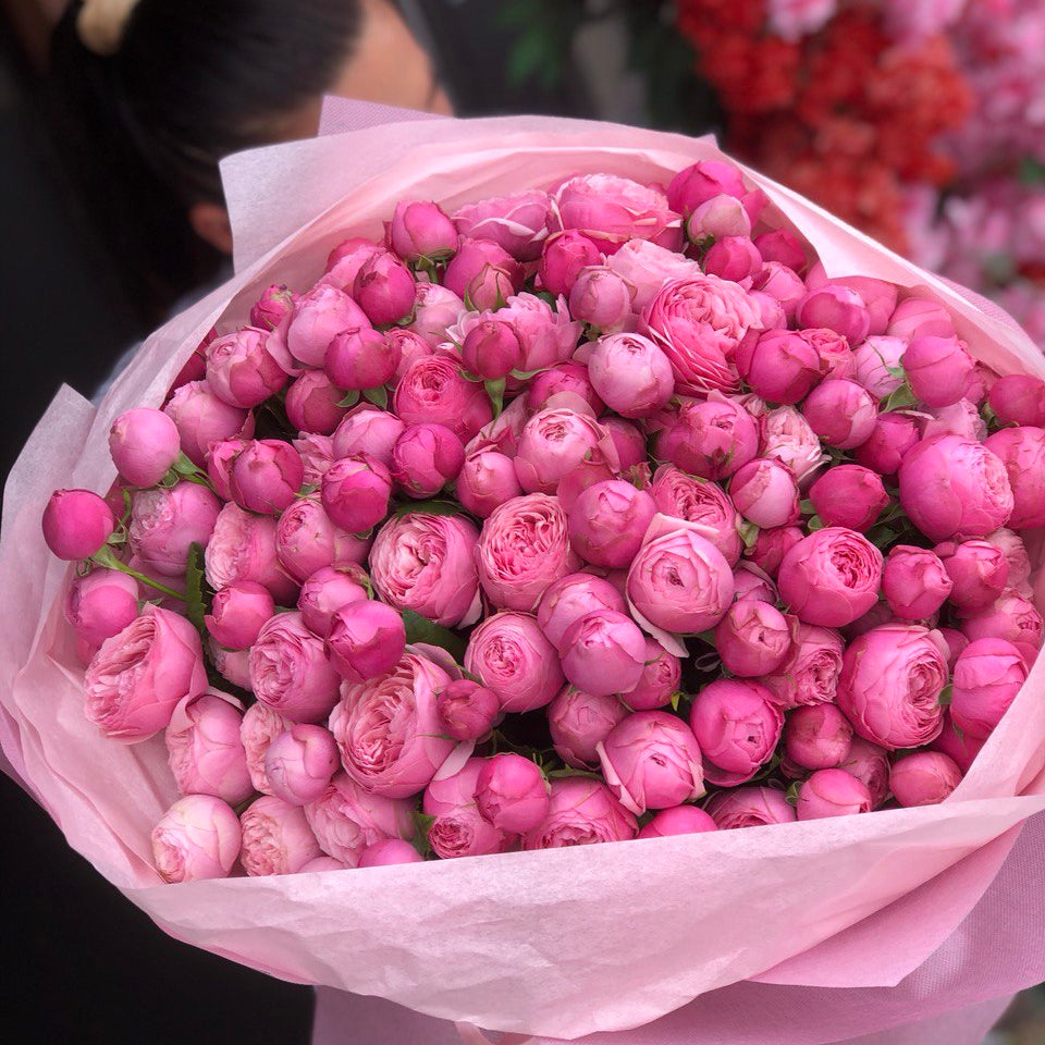 Рожева Магія — великий букет яскраво-рожевих кущових троянд