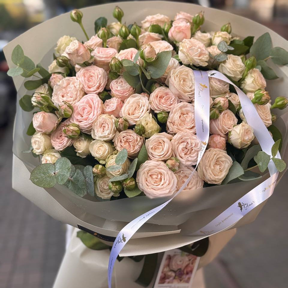 Букет кущових троянд пудрових відтінків