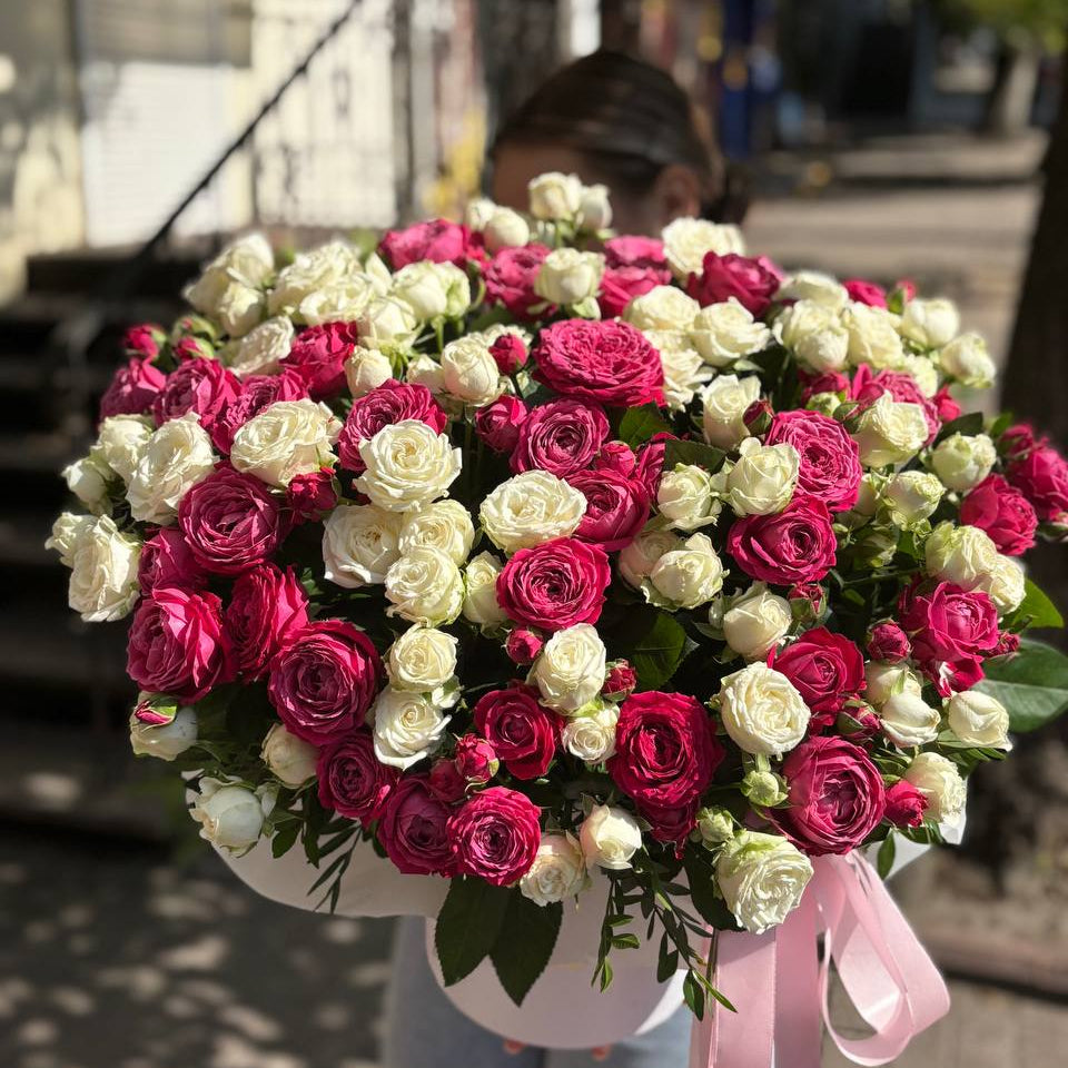 Рожево-білий вальс — коробка кущових троянд